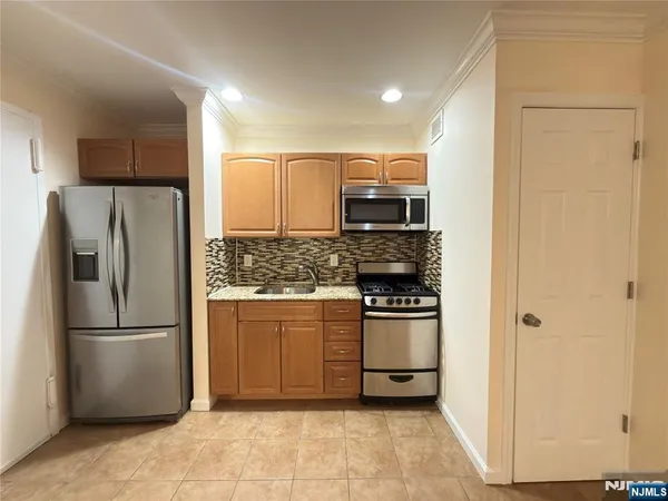 $1,555 | 400 Fairview Avenue, Unit 3D, Fort Lee, NJ 07024