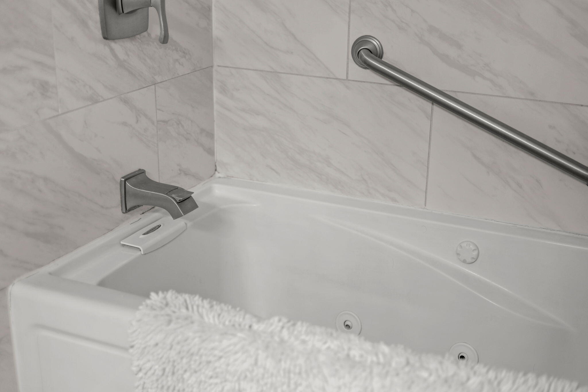 61 Tidmore Lane Redding, CA 96003 - Photo 25 of 38 a bathroom with a bathtub