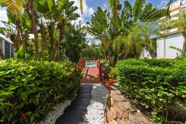 a view of a pathway with a yard