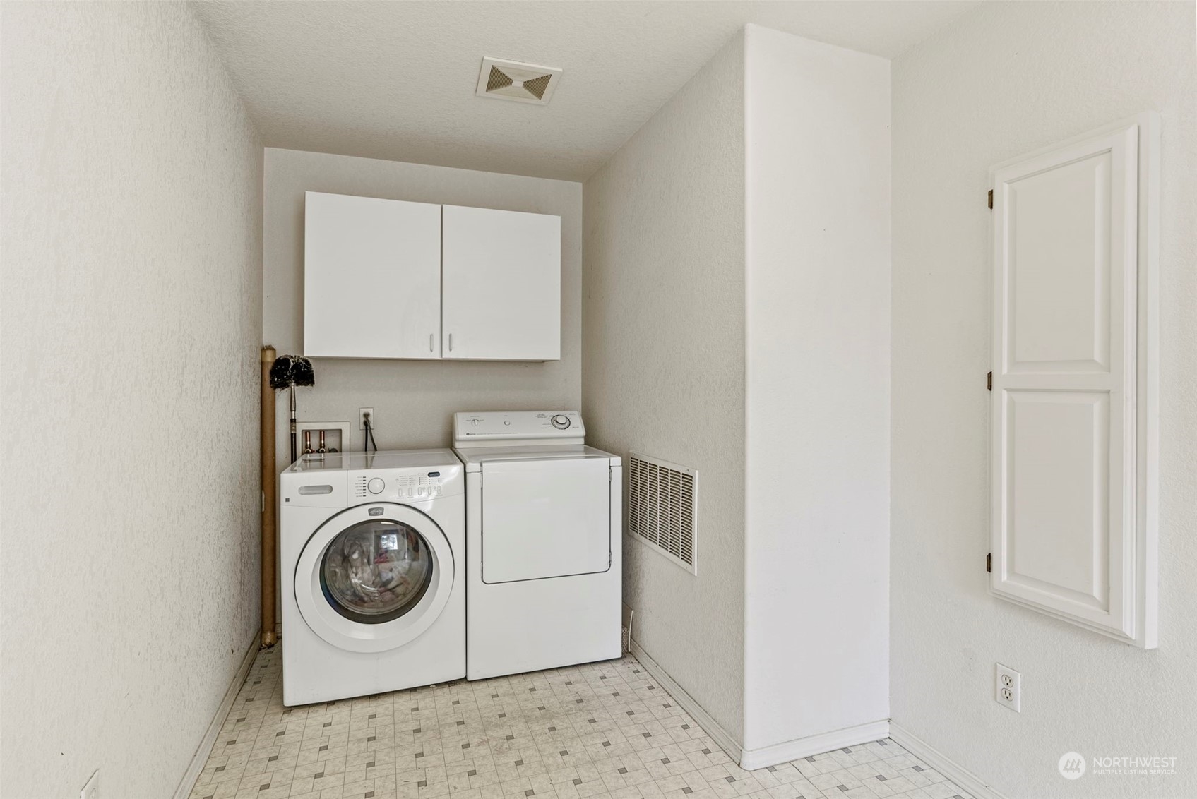 18728 Sams Place Southwest Rochester, WA 98579 - Photo 25 of 28 a utility room with dryer and washer