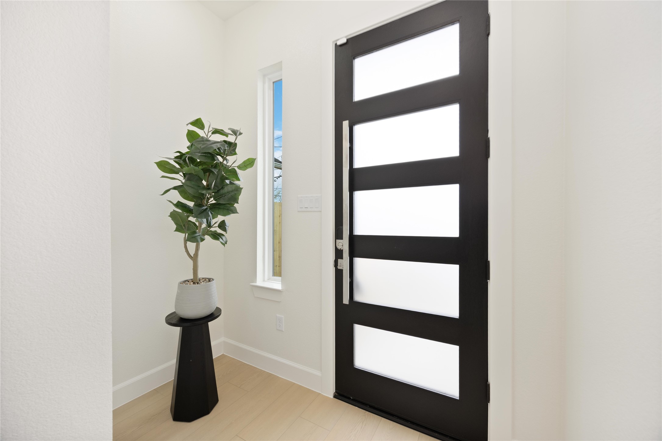 3528 Amos Street Houston, TX 77021 - Photo 3 of 30 a view of entryway