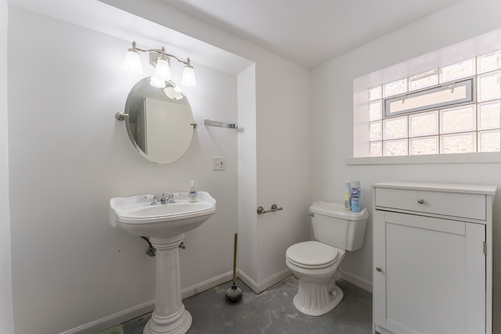5454 West Eddy Street Chicago, IL 60641 - Photo 18 of 22 a bathroom with a toilet sink and mirror