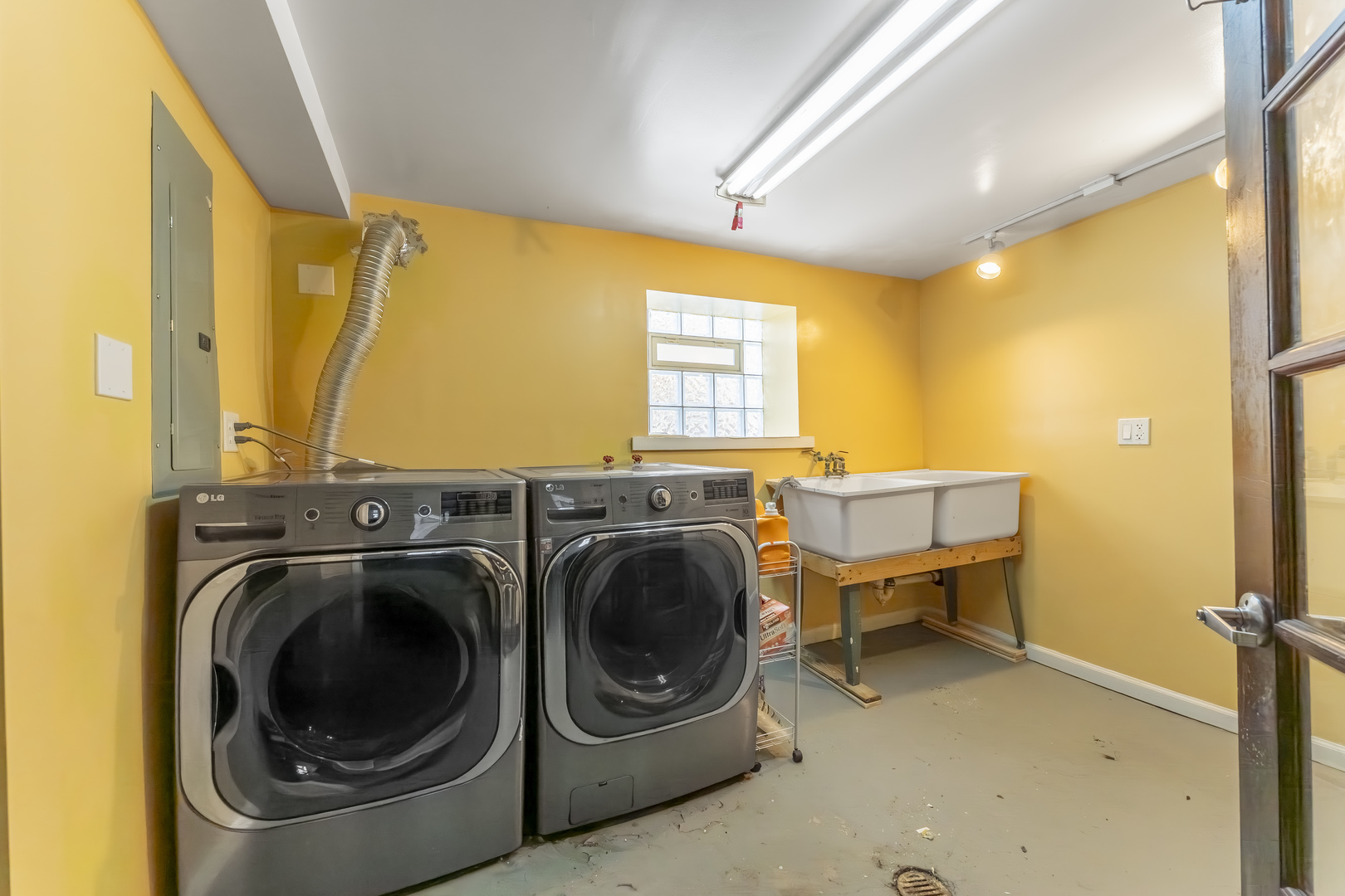 5454 West Eddy Street Chicago, IL 60641 - Photo 19 of 22 a utility room with sink dryer and washer