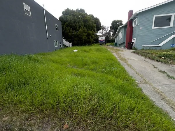 a view of a back yard of the house