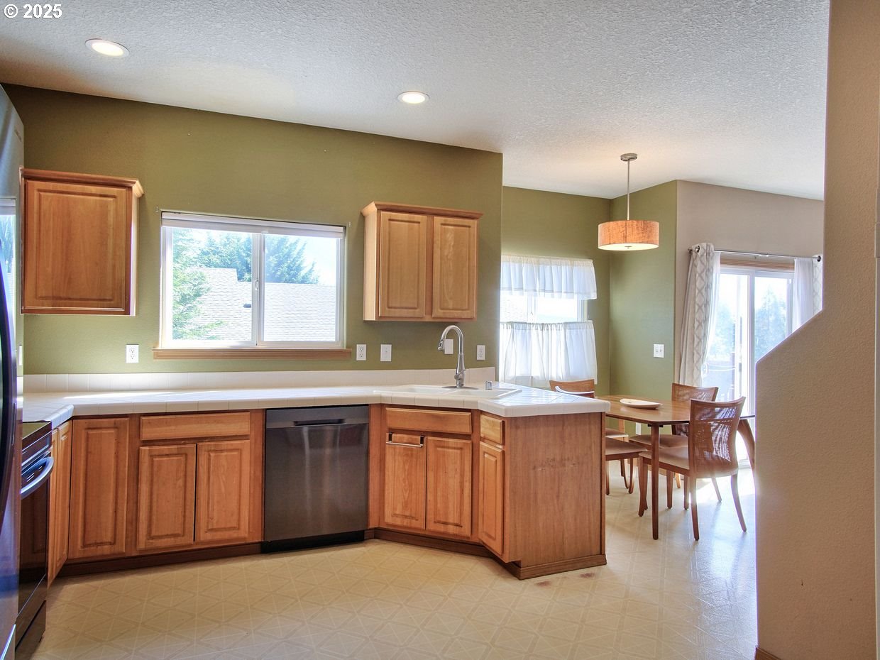 800 Northwest Magnolia Street Camas, WA 98607 - Photo 15 of 48 Kitchen/Dining Room