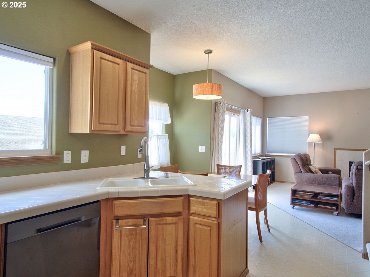 800 Northwest Magnolia Street Camas, WA 98607 - Photo 16 of 48 Kitchen/Dining Room