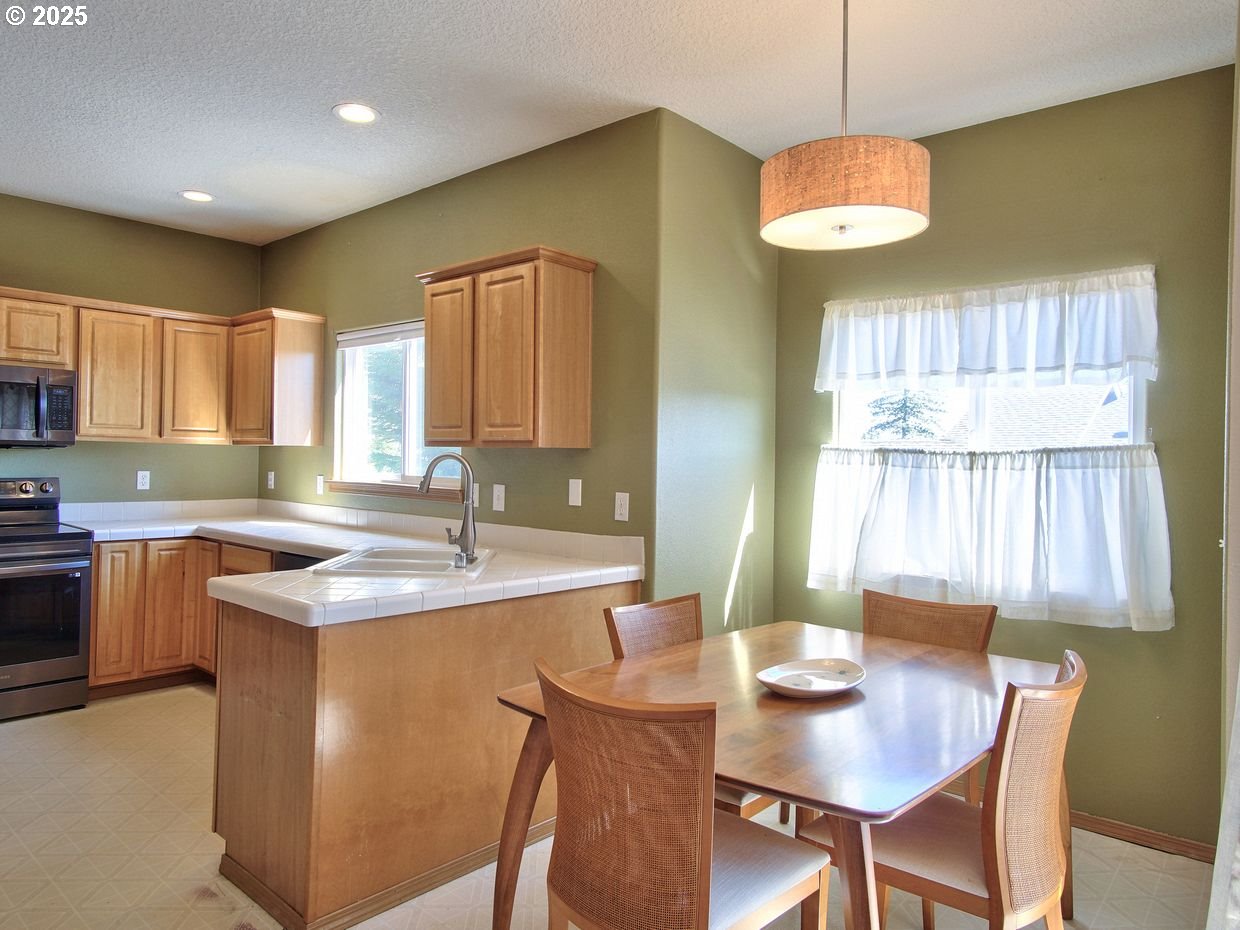 800 Northwest Magnolia Street Camas, WA 98607 - Photo 18 of 48 Kitchen/Dining Room
