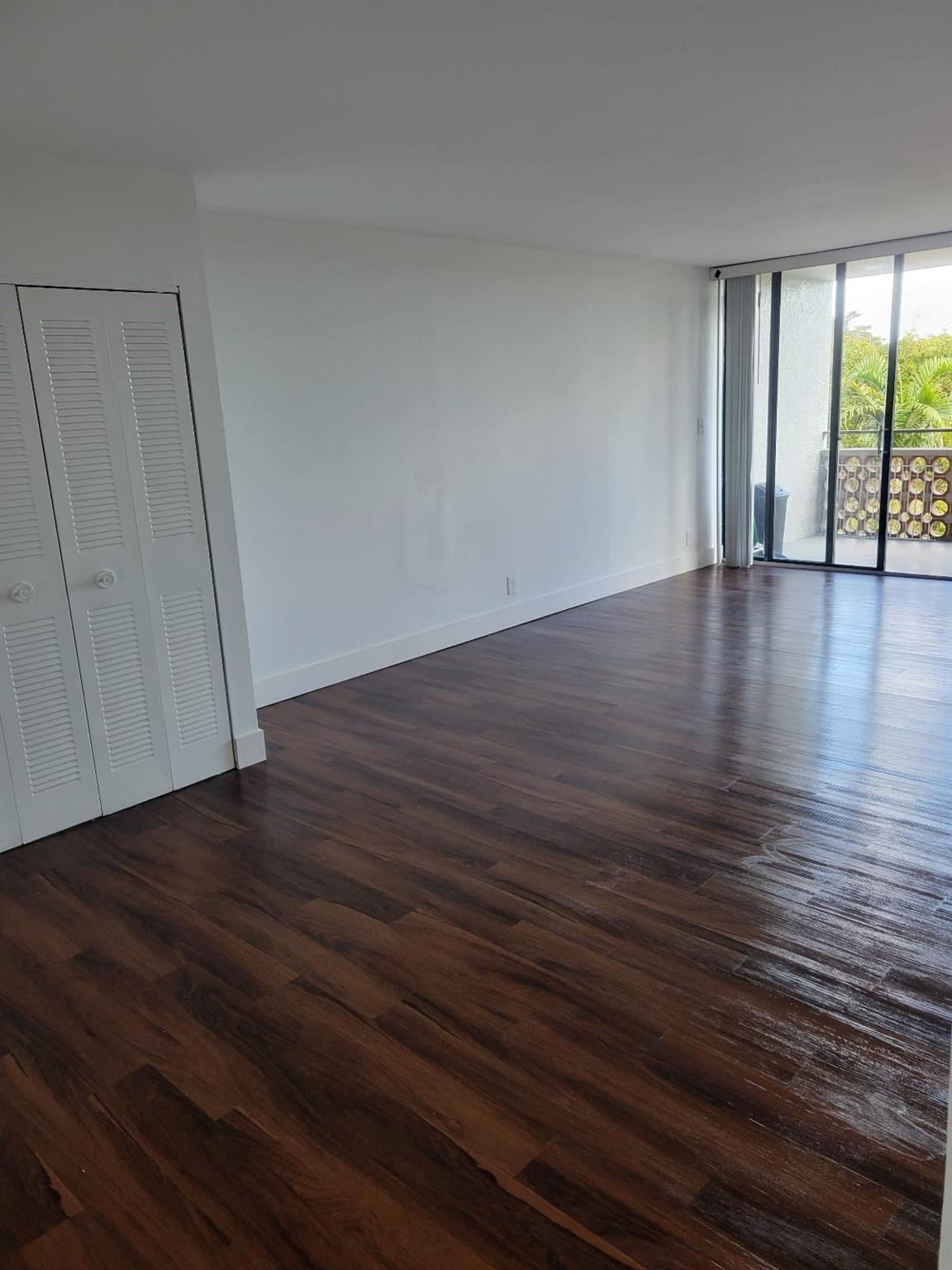 4222 Inverrary Boulevard, Unit 4413 Lauderhill, FL 33319 - Photo 10 of 34 Living room & dining room