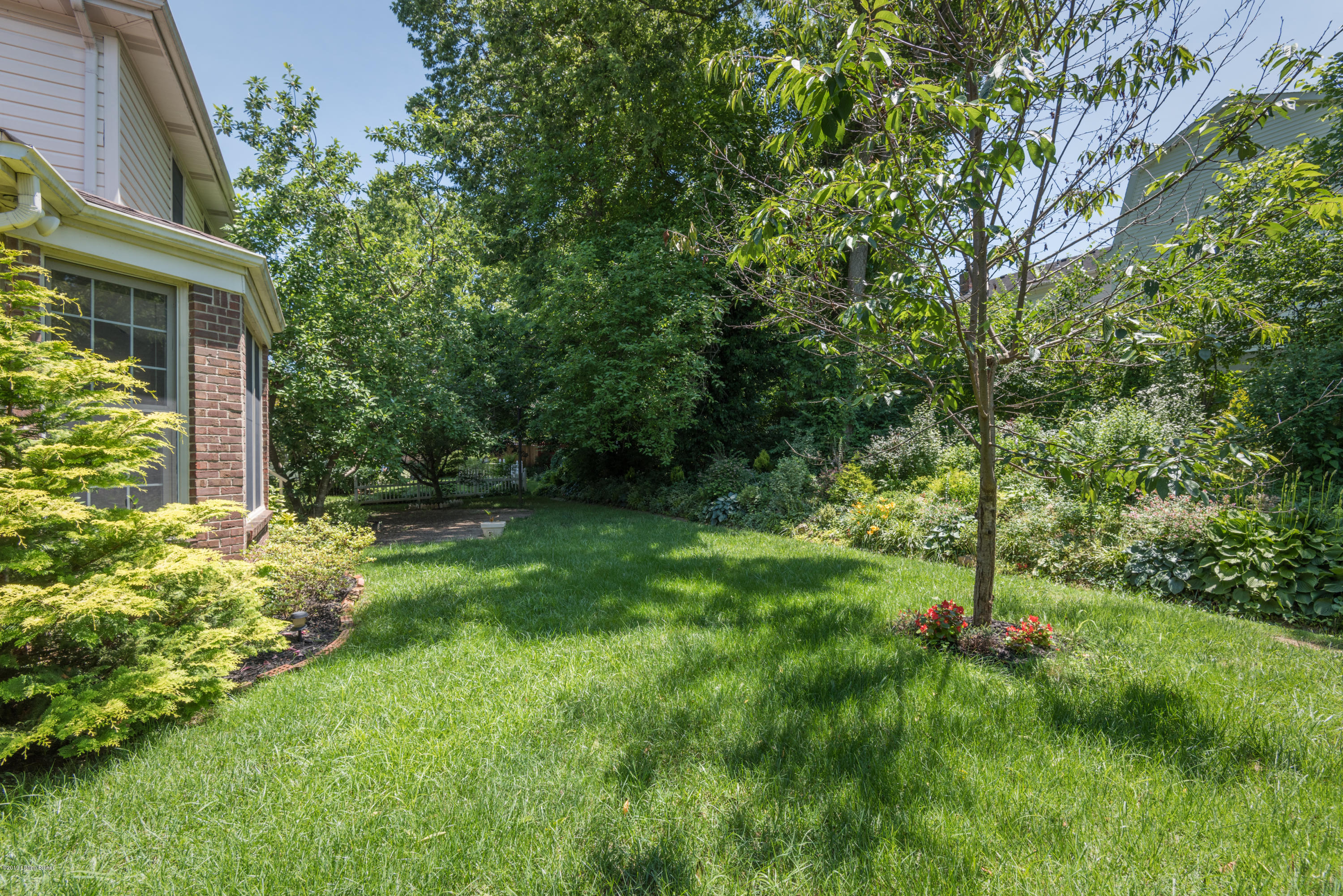 8314 Lacevine Road Louisville, KY 40220 - Photo 35 of 39 Side yard
