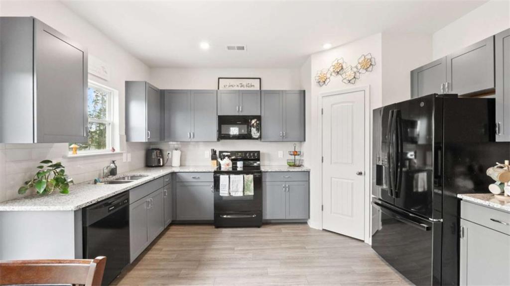 13 Maycroft Court Rome, GA 30161 - Photo 6 of 28 a kitchen with stainless steel appliances granite countertop a refrigerator and a sink