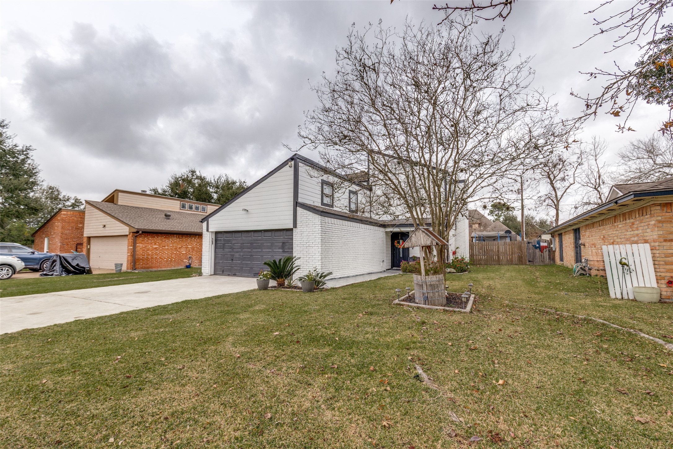 605 South Remington Drive Angleton, TX 77515 - Photo 2 of 25 a backyard of a house