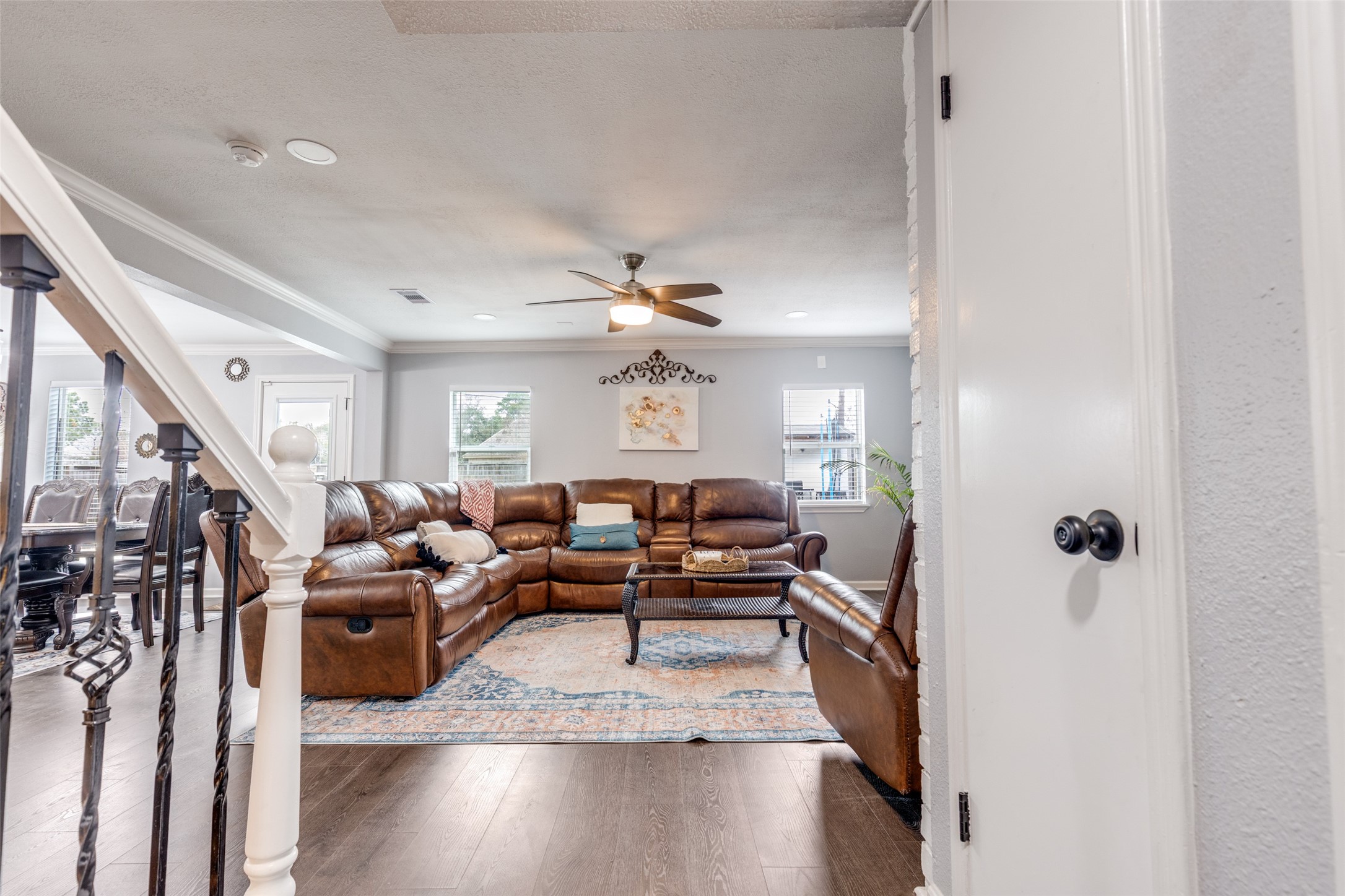 605 South Remington Drive Angleton, TX 77515 - Photo 5 of 25 a living room with furniture bathtub and a chandelier