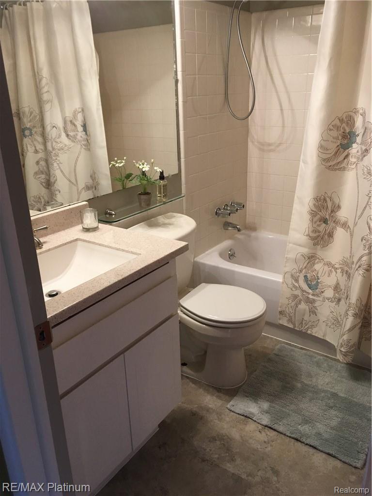 29468 Hoover Road Warren, MI 48093 - Photo 22 of 31 CERAMIC TILE BATHTUB SURROUND/ NEW FLOORING OCTOBER 2018