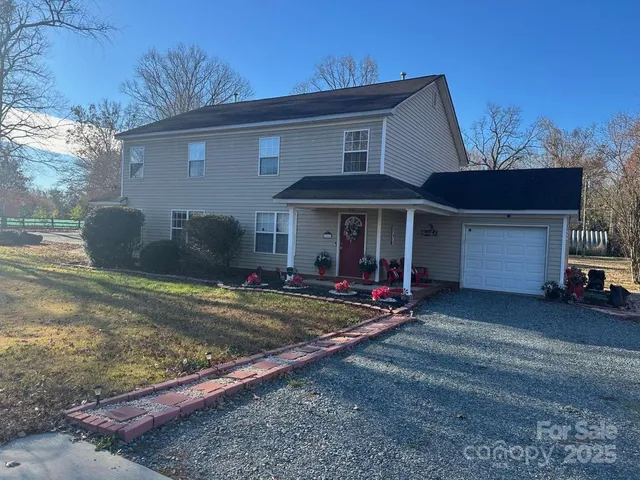 a view of a house with backyard