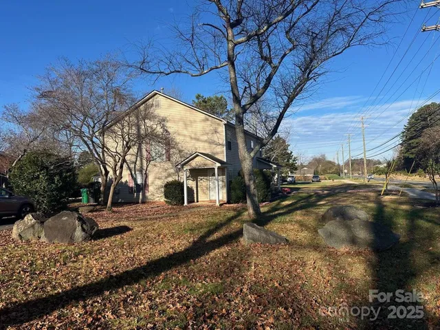 a view of a yard with a house