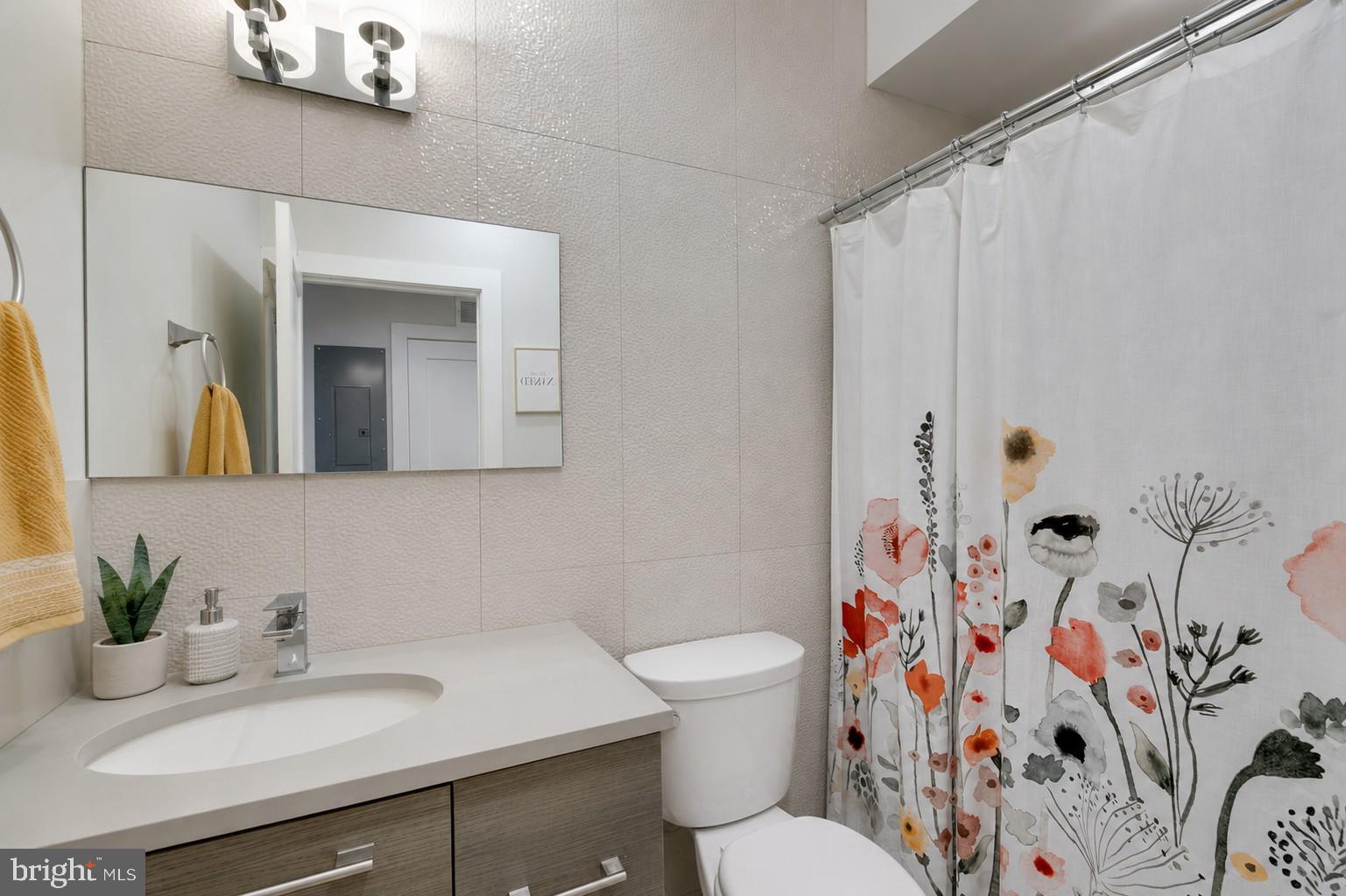 1637 Carpenter Street Philadelphia, PA 19146 - Photo 29 of 44 Unit 2: Second Full Bathroom with Bath Tub