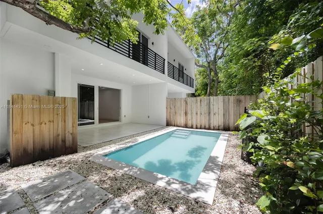 a view of a backyard