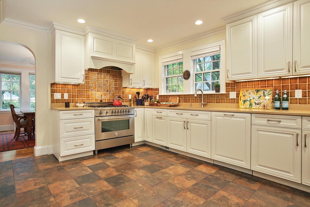 20 Locksley Road Newton, MA 02459 - Photo 4 of 11