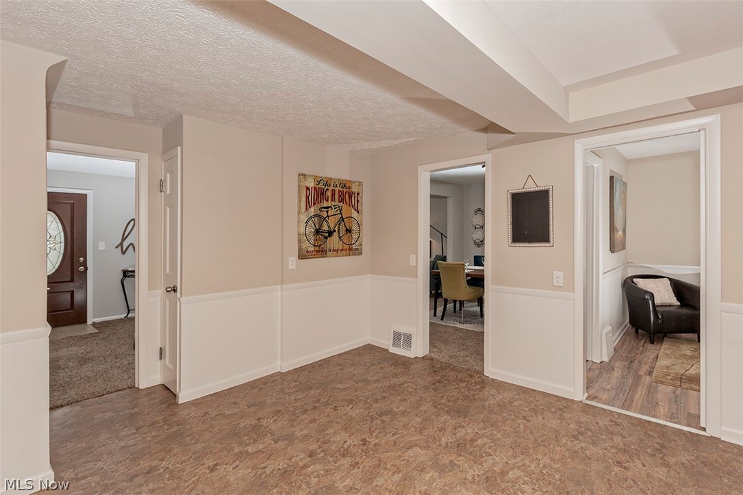1220 Dorsh Road Cleveland, OH 44121 - Photo 16 of 30