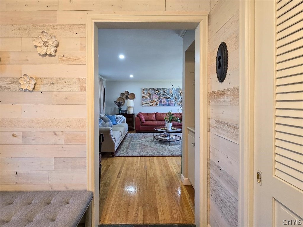 2886 West Lake Road Skaneateles, NY 13152 - Photo 6 of 46 The living room is to the left.