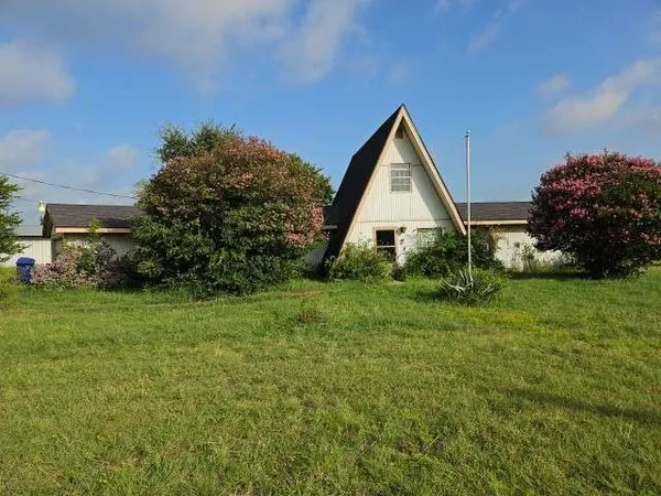 a view of a house with backyard and garden