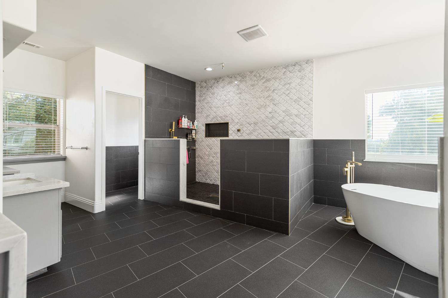 915 South Strathmore Avenue, Unit I Lindsay, CA 93247 - Photo 18 of 51 a bathroom with a bathtub and a sink