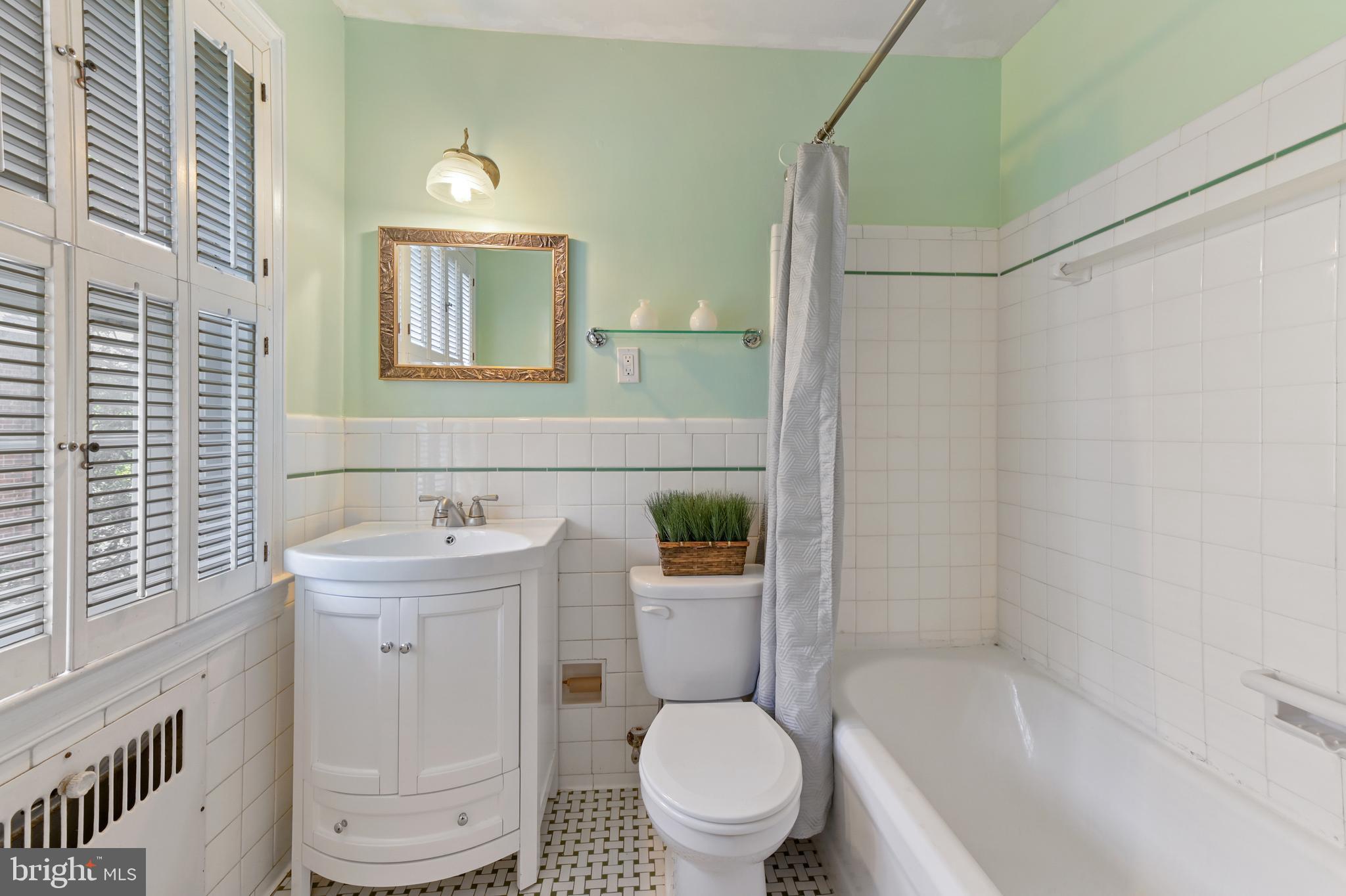 4116 Westview Road Baltimore, MD 21218 - Photo 31 of 53 Hall bathroom