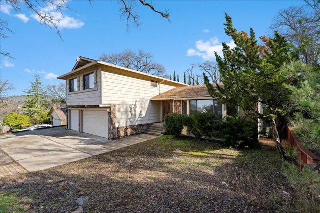 a view of a house with backyard and garden