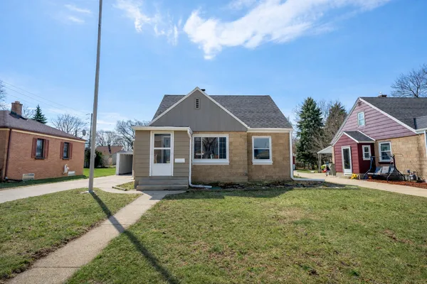 $309,900 | 1425 East Van Beck Avenue, Milwaukee, WI 53207
