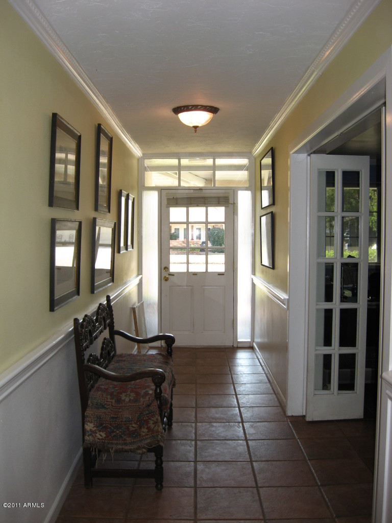312 West Lamar Road Phoenix, AZ 85013 - Photo 9 of 20 Tiled and spacious entry.