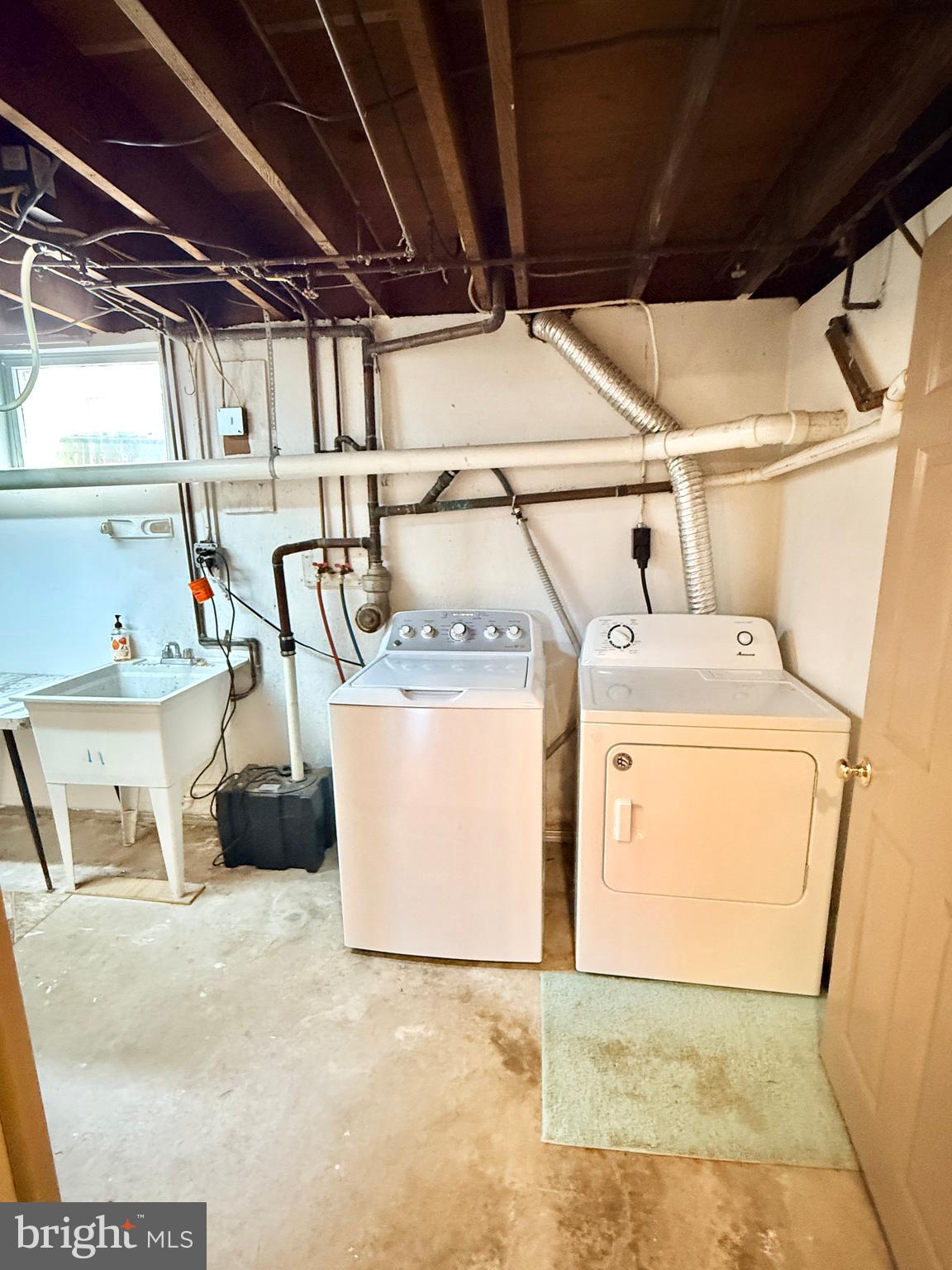 2360 New Schuylkill Road Pottstown, PA 19465 - Photo 33 of 36 a utility room with dryer and washer
