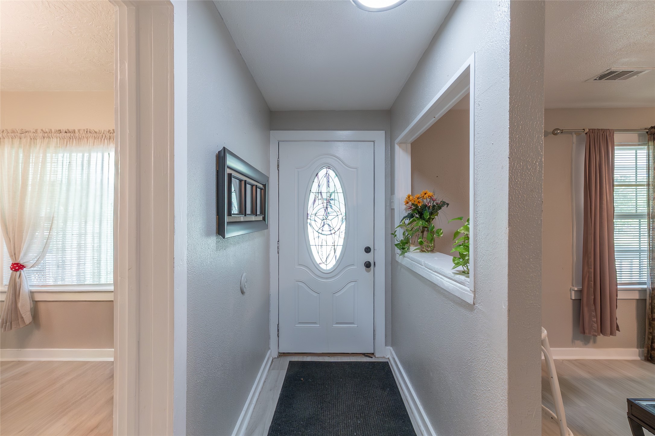 2118 Rolling Hills Road Conroe, TX 77303 - Photo 8 of 39 Entry foyer welcomes guests with neutral finishes and easy access to the main living areas.