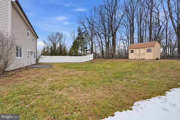 a view of a yard with a house