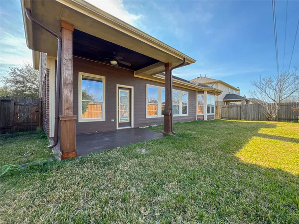 a view of a house with backyard and porch