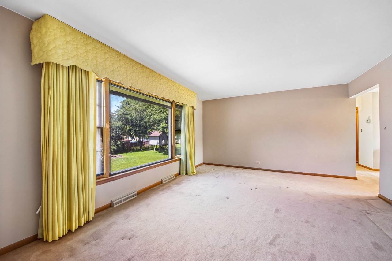418 Highland Road Willowbrook, IL 60527 - Photo 9 of 44