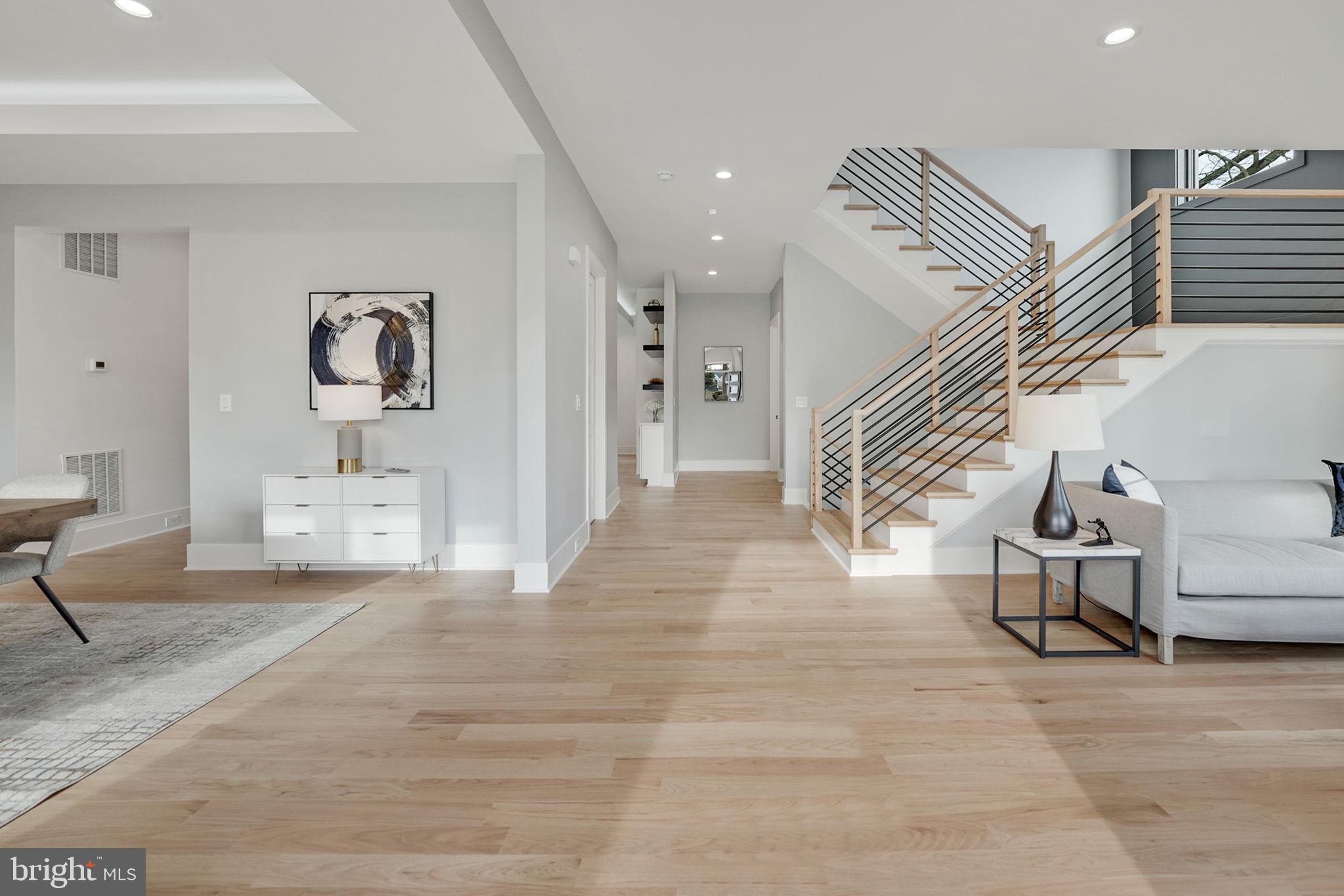 1422 Mayflower Drive McLean, VA 22101 - Photo 4 of 67 Expansive Entry