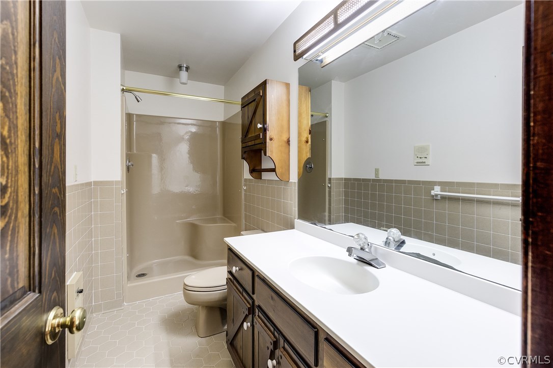 11292 Old Ridge Road Doswell, VA 23047 - Photo 27 of 45 Full bathroom on the first floor offers tile floor