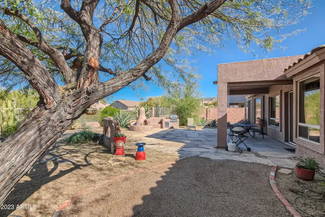 a view of a house with backyard