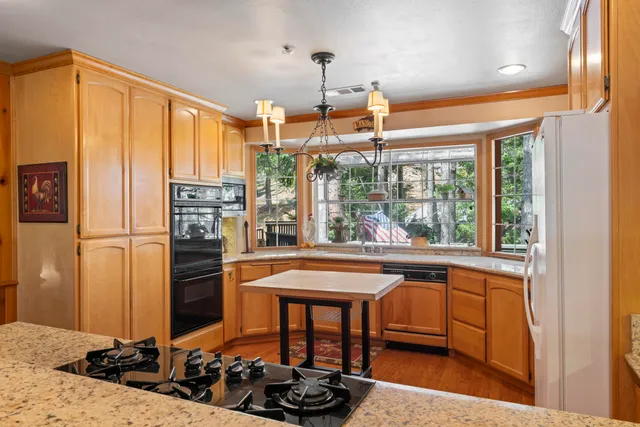 $889,999 | 783 Crown Drive, Lake Arrowhead, CA 92352