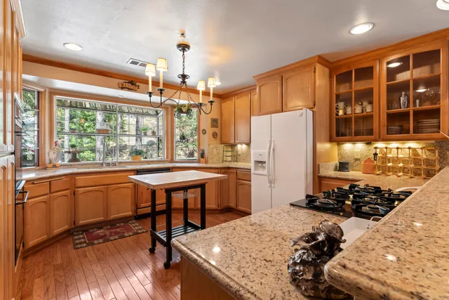 $889,999 | 783 Crown Drive, Lake Arrowhead, CA 92352