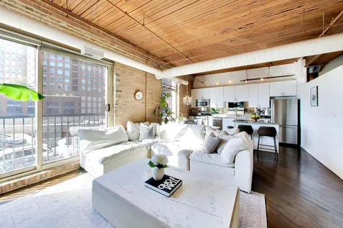 $335,000 | 550 North Kingsbury Street, Unit 423, Chicago, IL 60654