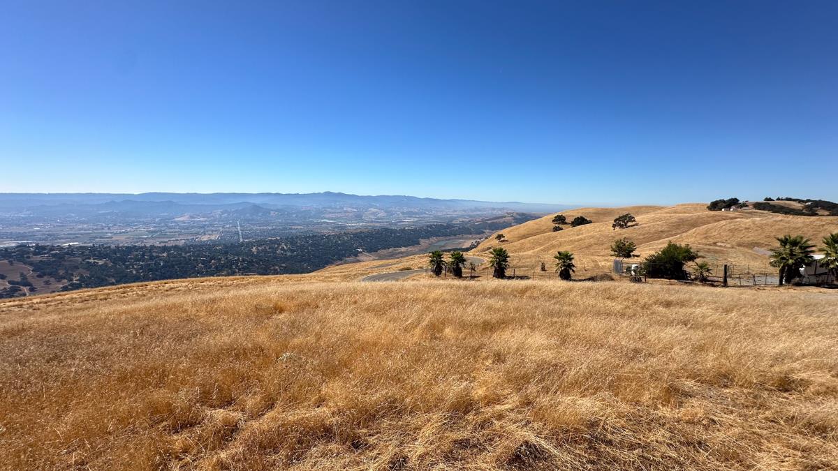 0 Finley Ridge Road Morgan Hill, CA 95037 - Photo 6 of 13 a big room with an ocean view