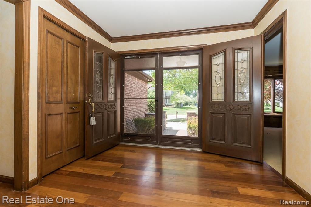 630 Baker Street Rochester Hills, MI 48307 - Photo 2 of 33