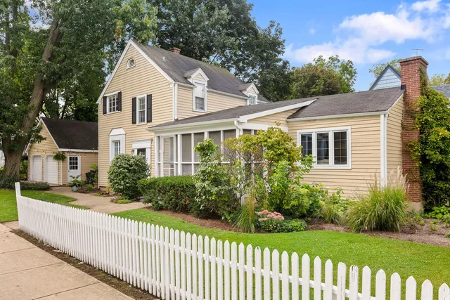 $425,000 | 345 East Russell Street, Barrington, IL 60010