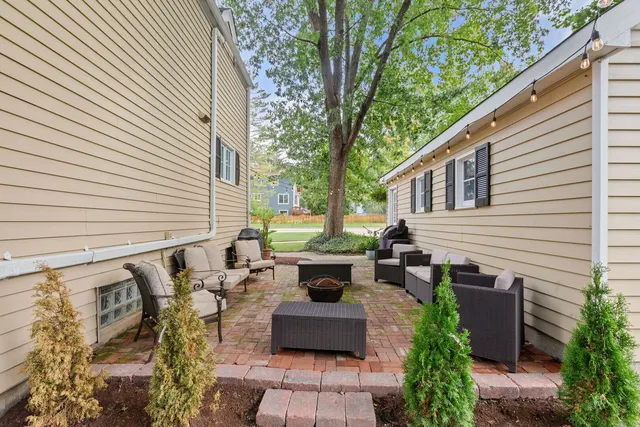 $425,000 | 345 East Russell Street, Barrington, IL 60010