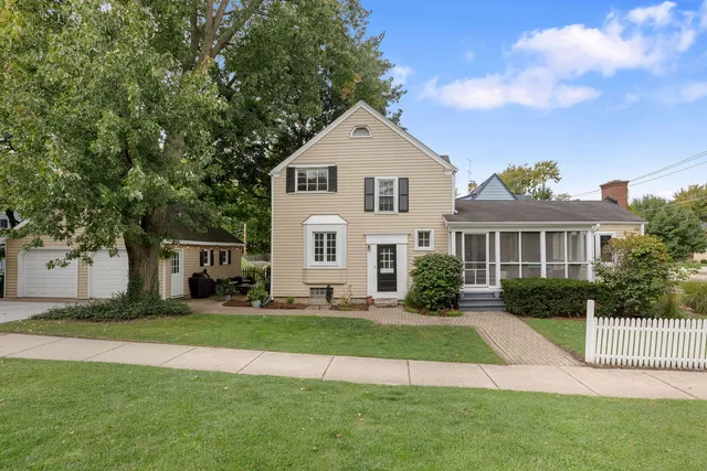 $425,000 | 345 East Russell Street, Barrington, IL 60010
