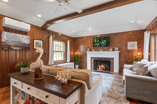 $425,000 | 345 East Russell Street, Barrington, IL 60010