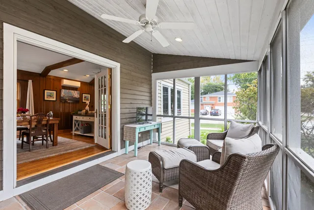 $425,000 | 345 East Russell Street, Barrington, IL 60010