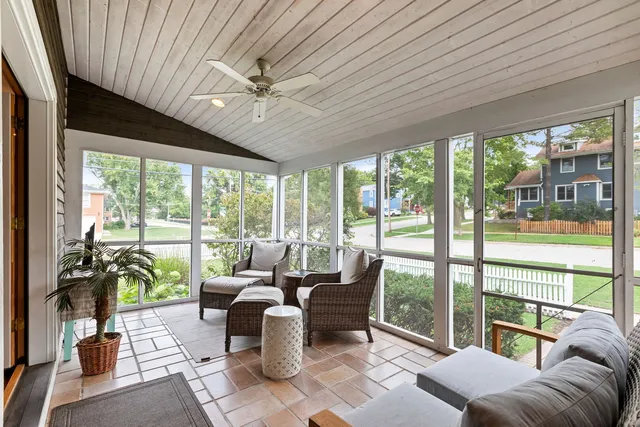 $425,000 | 345 East Russell Street, Barrington, IL 60010