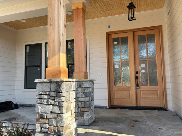 a black and white photo of a living room